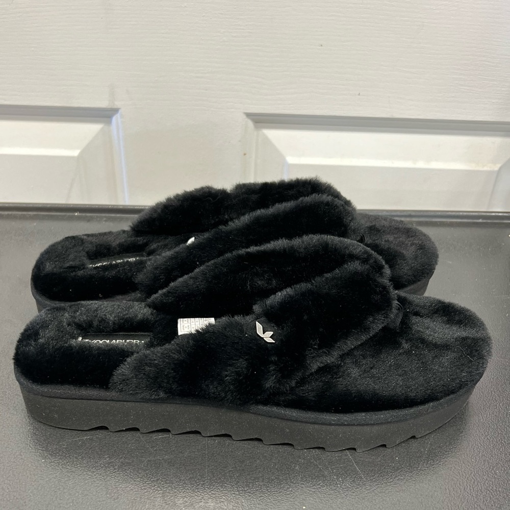 Koolaburra by UGG black faux fur thong slippers Size 11